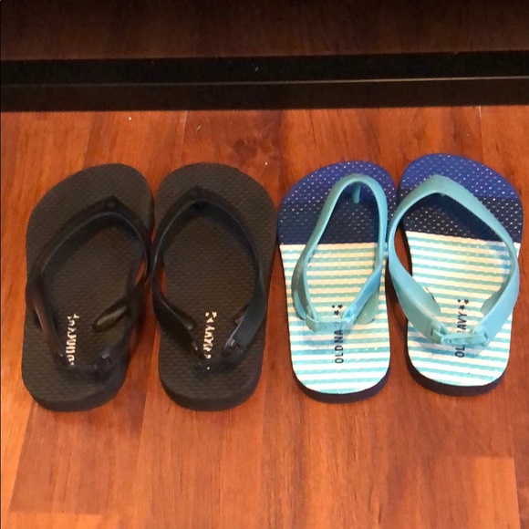 2 Pairs of Old Navy toddler flip flops - Picture 1 of 2